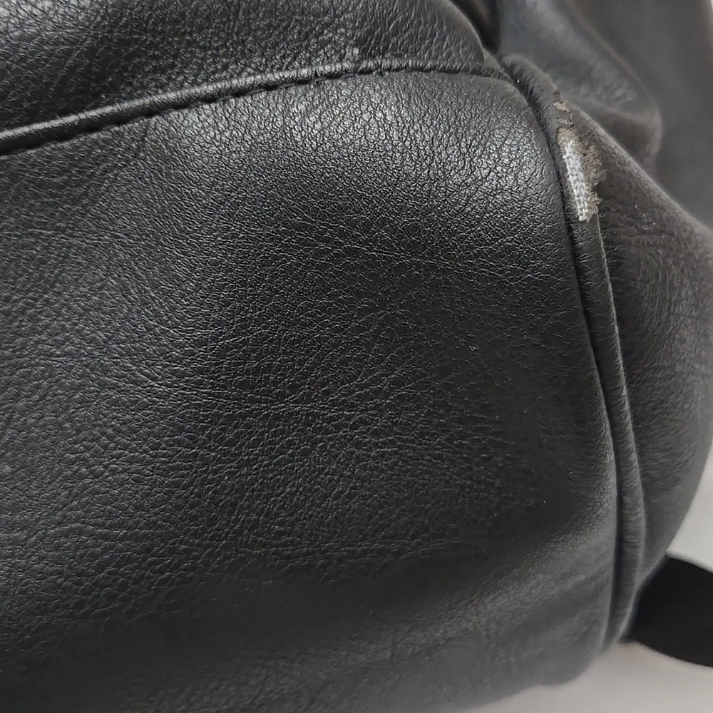 Kah‎ and Kee Backpack. Grey and black.